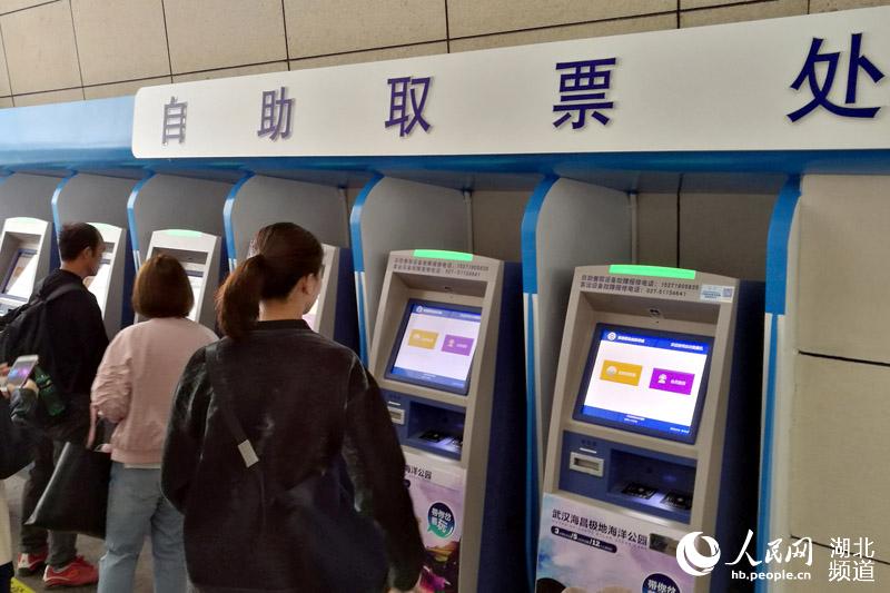 武汉铁路春运第一天客流平稳有序 发送旅客45万人次5.jpg