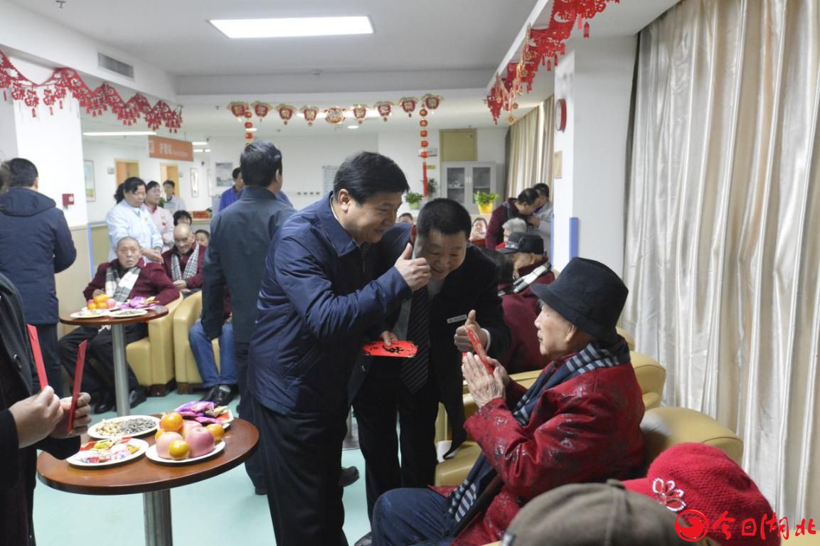 市领导走访慰问汉阳区社会福利院特困老人2.jpg