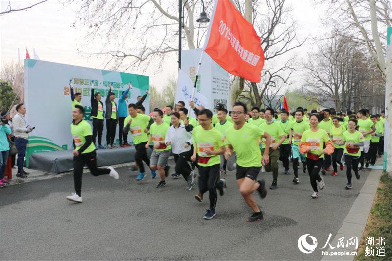 青春飛揚·與軍運同行 400余名“青春跑者”東湖起跑.jpg