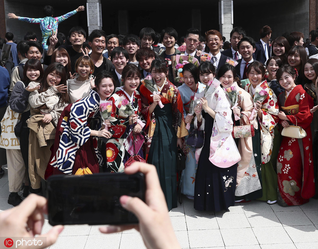 日本大学举行毕业仪式 女生穿和服出席美丽亮眼.jpg