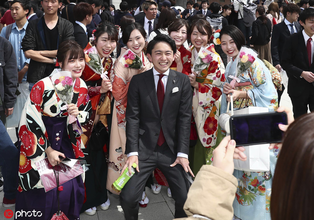 日本大学举行毕业仪式 女生穿和服出席美丽亮眼2.jpg