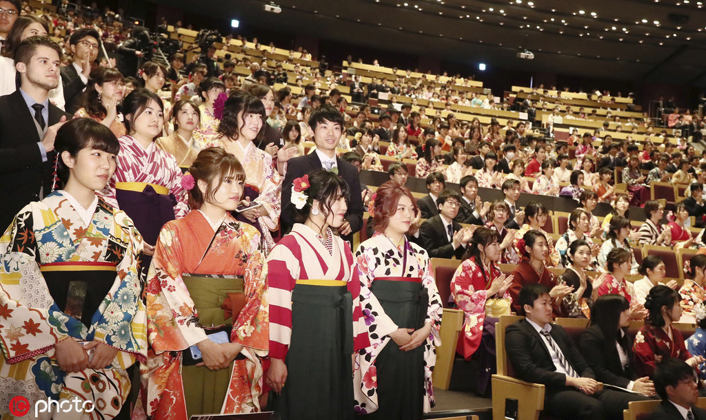 日本大学举行毕业仪式 女生穿和服出席美丽亮眼4.jpg