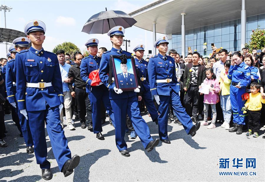 江西宜春：扑救木里森林火灾牺牲烈士魂归故里.jpg