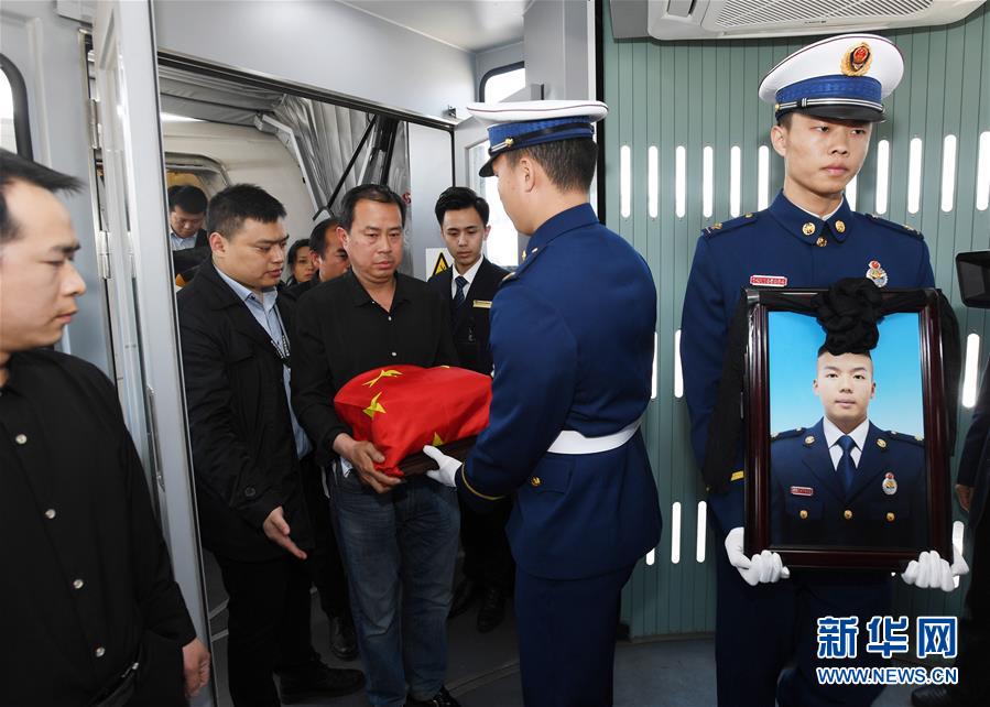 江西宜春：扑救木里森林火灾牺牲烈士魂归故里3.jpg