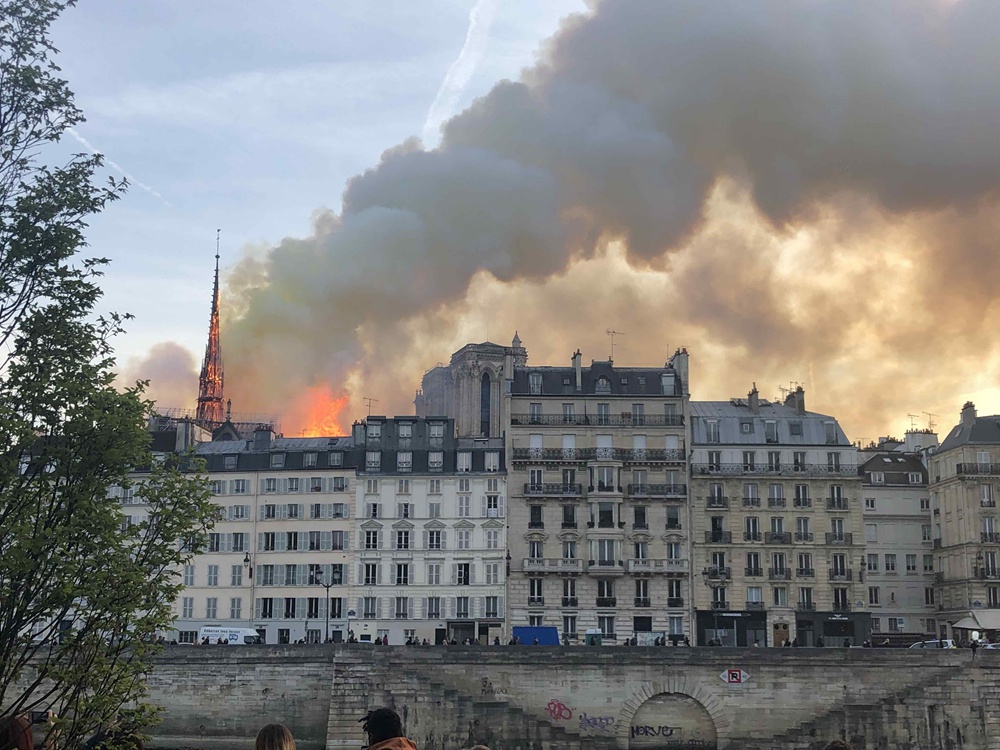 巴黎圣母院发生大火 恐损失惨重2.jpg