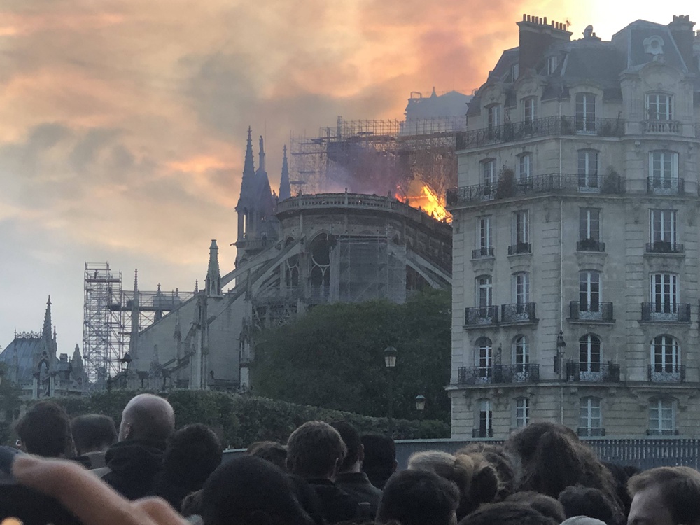 巴黎圣母院发生大火 恐损失惨重4.jpg