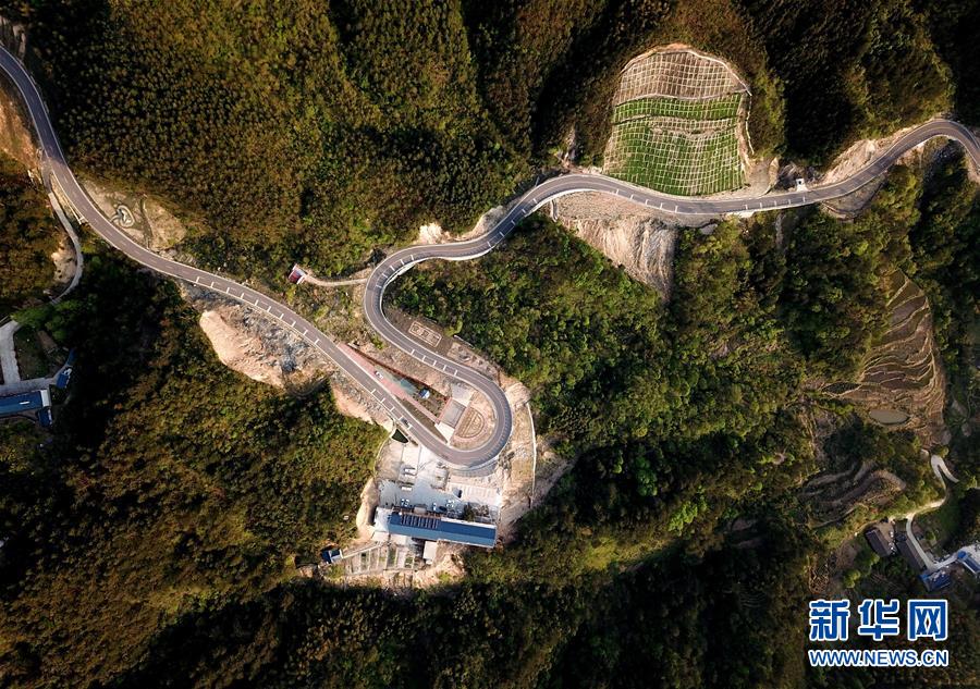 大别山区扶贫路.jpg
