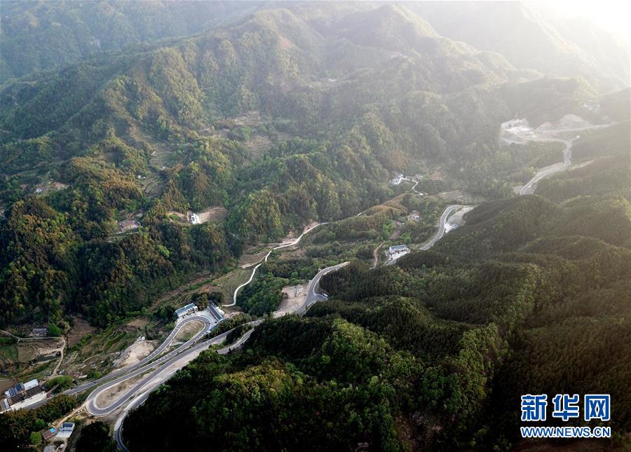 大别山区扶贫路2.jpg