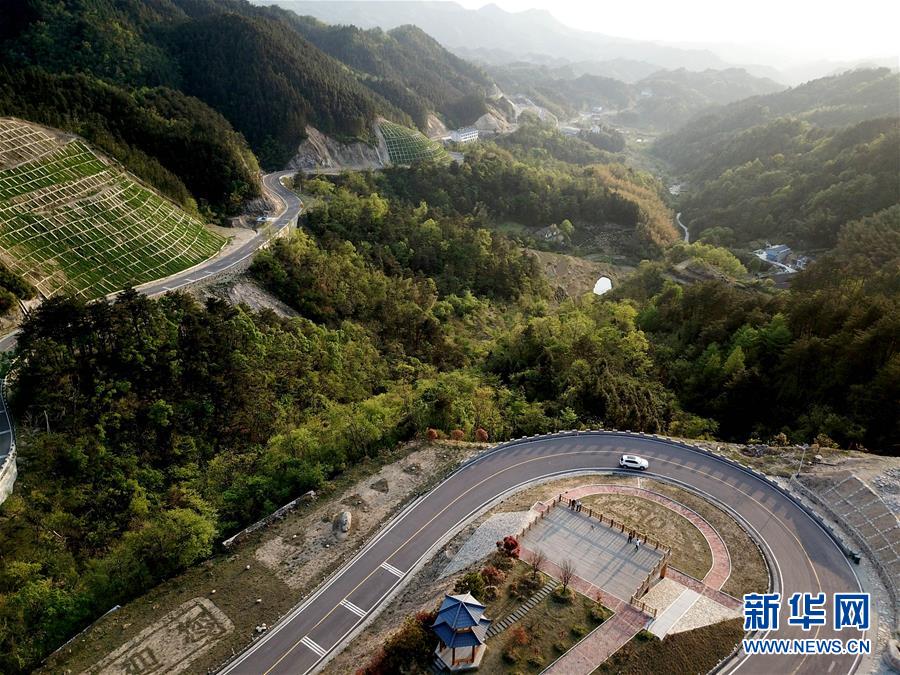 大别山区扶贫路3.jpg