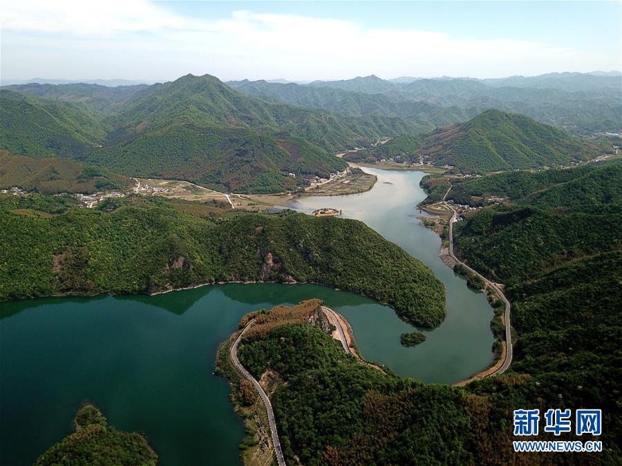 大别山区扶贫路4.jpg