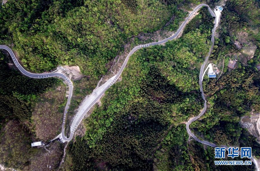 大别山区扶贫路7.jpg