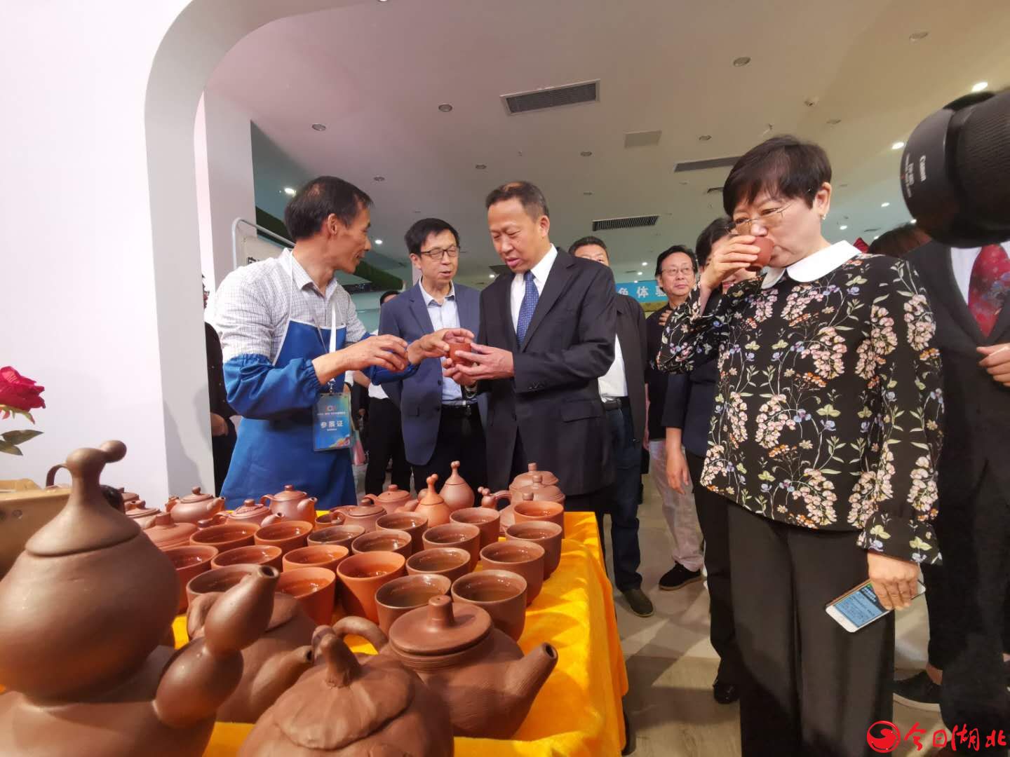 中国人民对外友好协会会长李小林在麻城展馆品茶.jpg