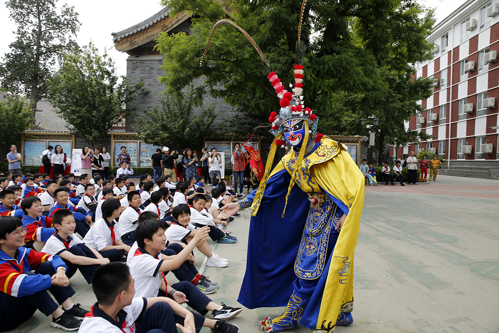 传统文化走进中学校园.JPG