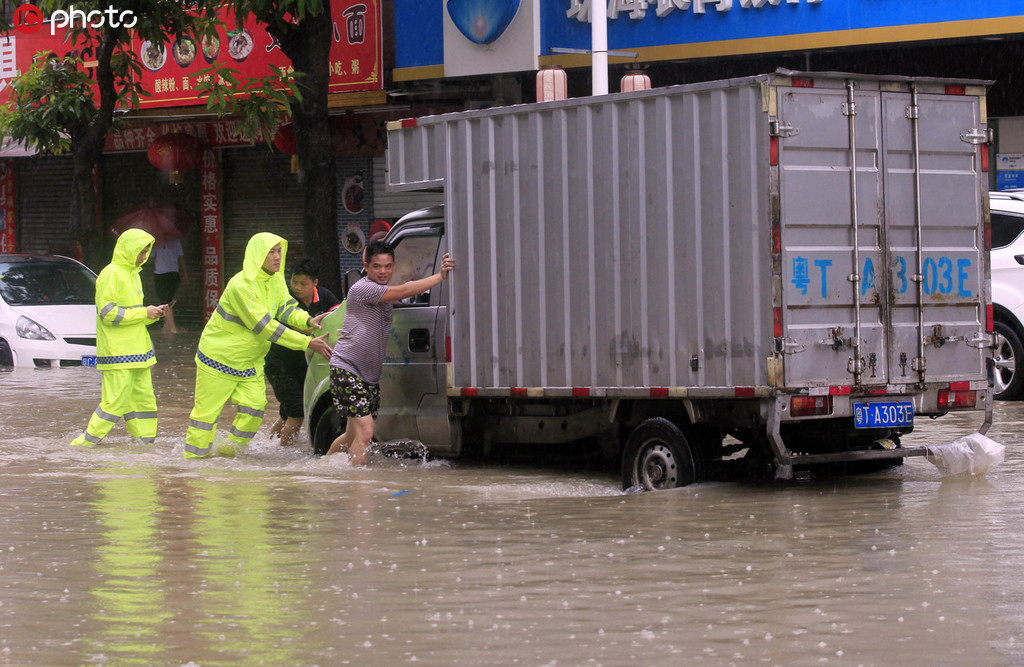 广东珠海遭今年最大暴雨袭击！行人不惧风雨淡定骑车3.jpg