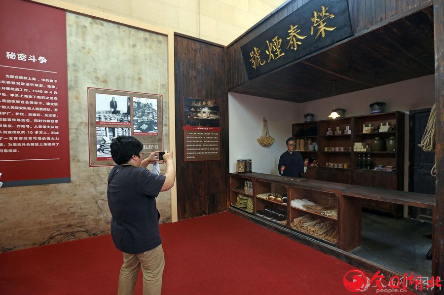 “城市荣光——庆祝上海解放70周年”主题展览开幕7.jpg