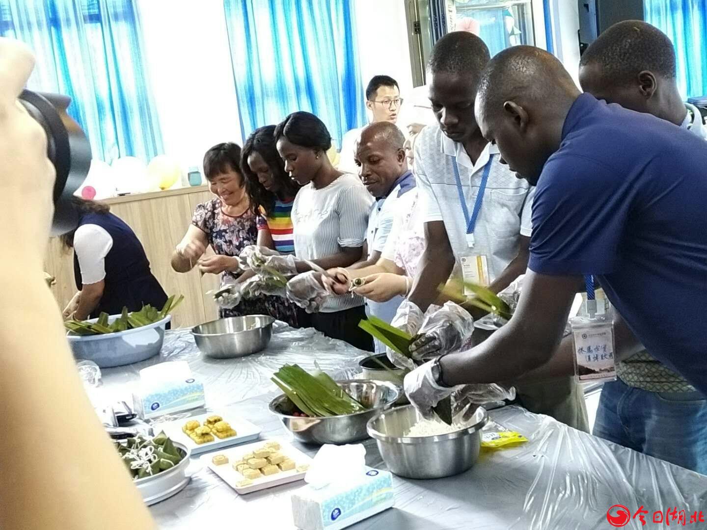 弘扬中华传统节日端午文化邀请乌干达学员体验包粽子4.jpg