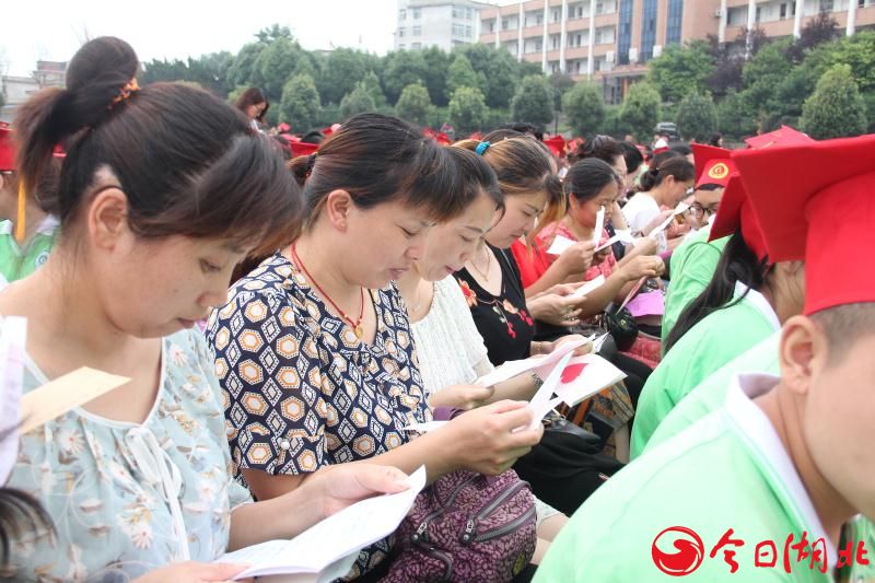 让法律陪伴着孩子们成长 ——浠水一中给每一名走进高三的学生赠送一本《中华人民共和国宪法》.jpg