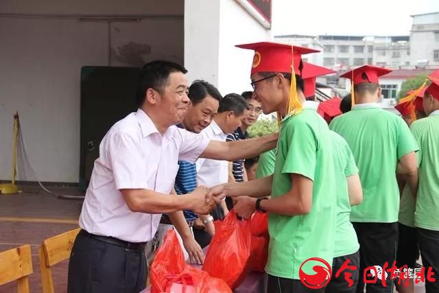 让法律陪伴着孩子们成长 ——浠水一中给每一名走进高三的学生赠送一本《中华人民共和国宪法》2.jpg