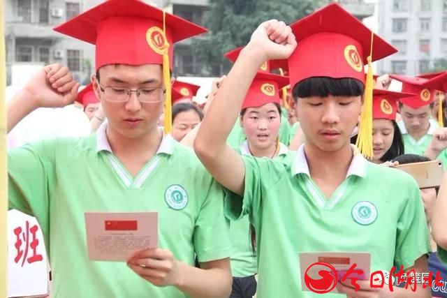 让法律陪伴着孩子们成长 ——浠水一中给每一名走进高三的学生赠送一本《中华人民共和国宪法》3.jpg