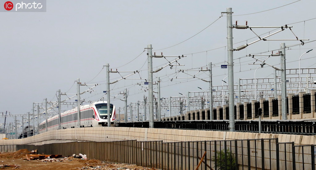 北京新机场线“白鲸号”列车空载试运行 草桥到新机场仅需19分钟.jpg