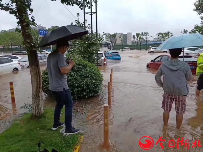 大雨出行注意安全5.jpg