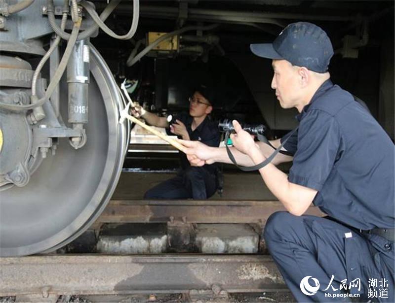 鐵路暑運(yùn)大幕開啟 武漢多個(gè)火車站迎來客流高峰4.jpg