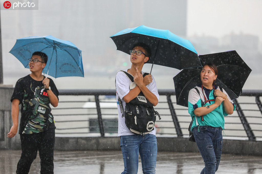 上海梅雨天气再度发威 外滩暴雨如注游客兴致不减.jpg
