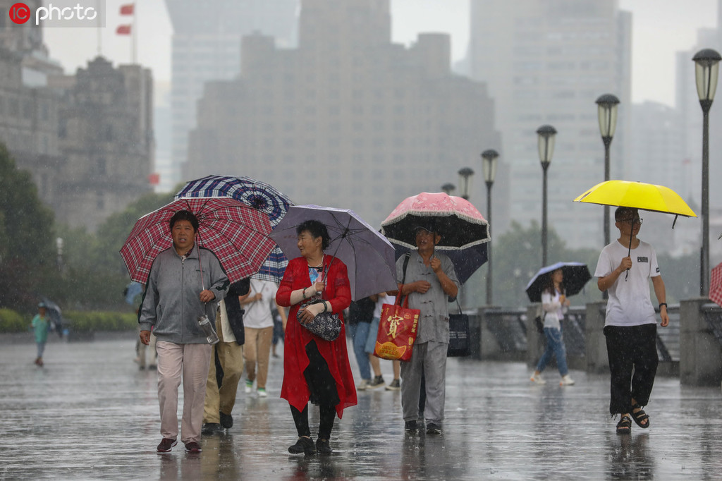 上海梅雨天气再度发威 外滩暴雨如注游客兴致不减2.jpg