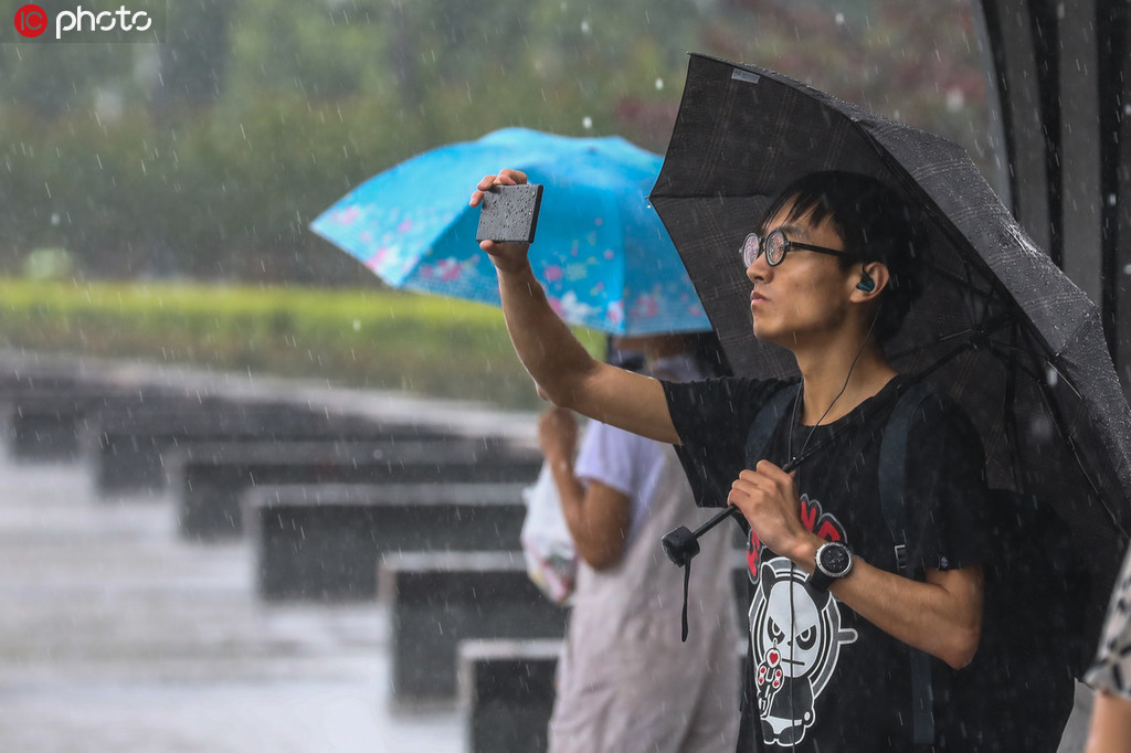 上海梅雨天气再度发威 外滩暴雨如注游客兴致不减3.jpg