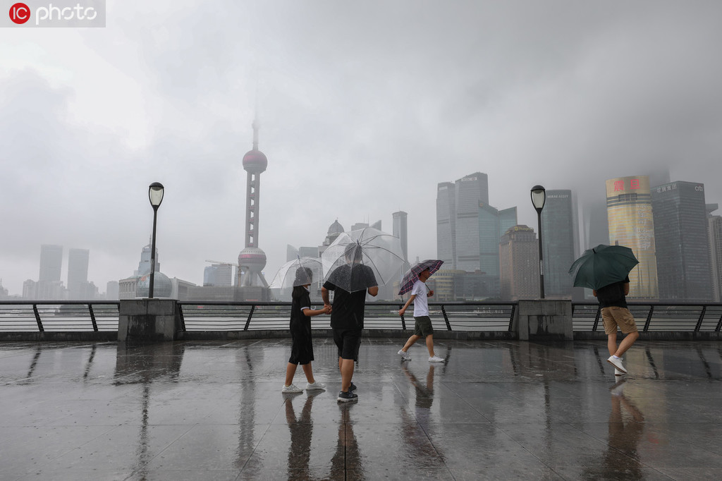 上海梅雨天气再度发威 外滩暴雨如注游客兴致不减4.jpg