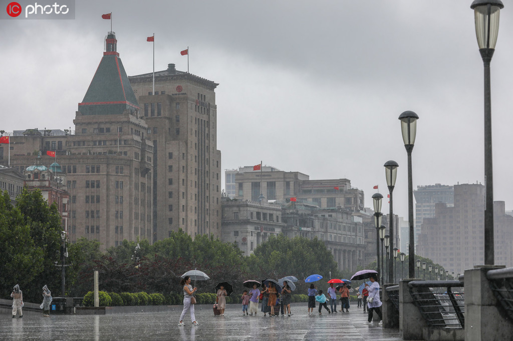 上海梅雨天气再度发威 外滩暴雨如注游客兴致不减5.jpg