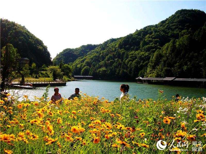 湖北竹溪十八里長峽：花擁仙湖美 水涼綠蔭濃2.jpg