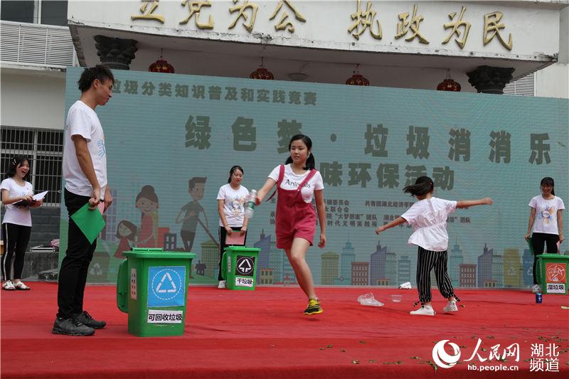 湖北鶴峰：大學(xué)生志愿者送垃圾分類知識進鄉(xiāng)村4.jpg