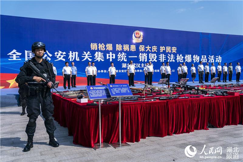 全国154个城市集中统一销毁10.7万支非法枪支7.jpg