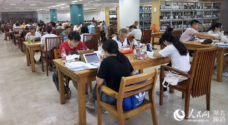 立秋后持续高温 武汉图书馆读者只增不减.jpg