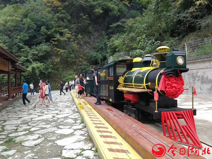 卓爾不凡入神農·金猴獻瑞開門紅——卓爾文旅神農架太和山獼猴樂園震撼開幕5.jpg