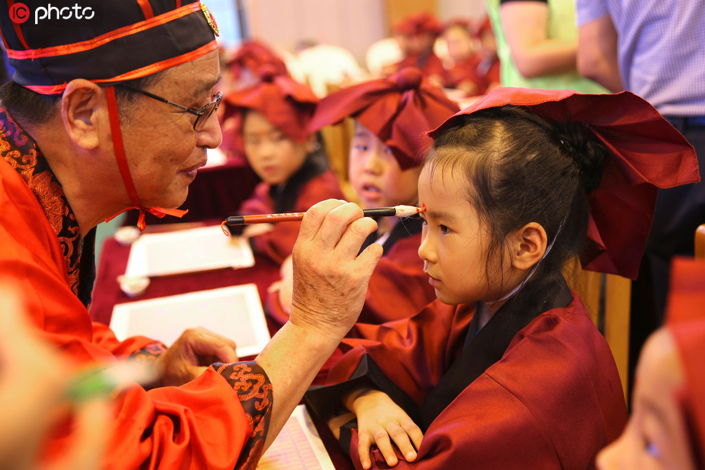 全国各地中小学开学首日 走红毯开笔礼花式入学迎接新学期6.jpg