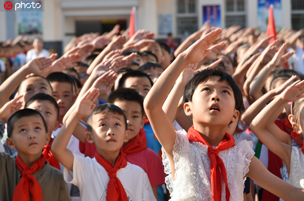 全国各地中小学开学首日 走红毯开笔礼花式入学迎接新学期10.jpg