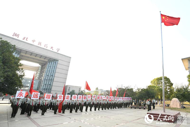 湖北武漢：大學(xué)新生國旗下“青春告白祖國”.jpg