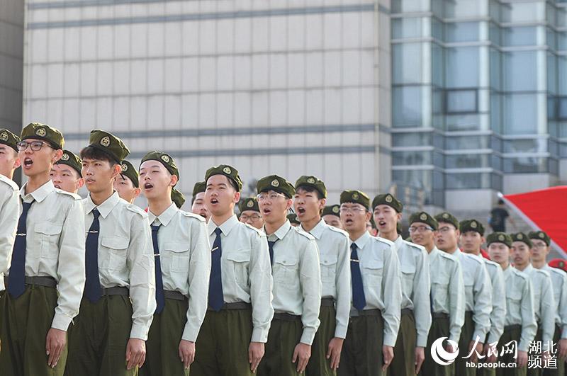 湖北武漢：大學新生國旗下“青春告白祖國”3.jpg