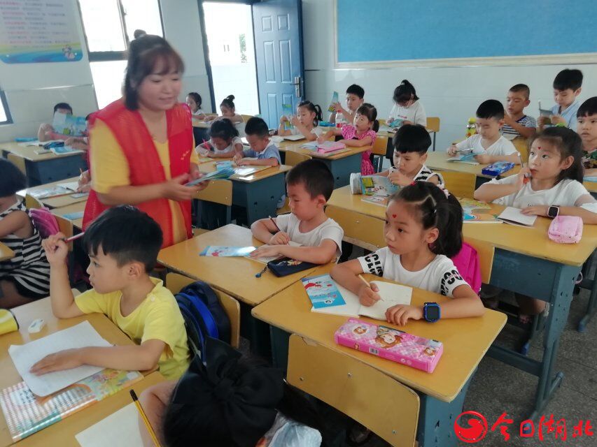 鄂城區鳳凰街道東塔社區：上好開學第一課 禁毒知識進校園2.jpg