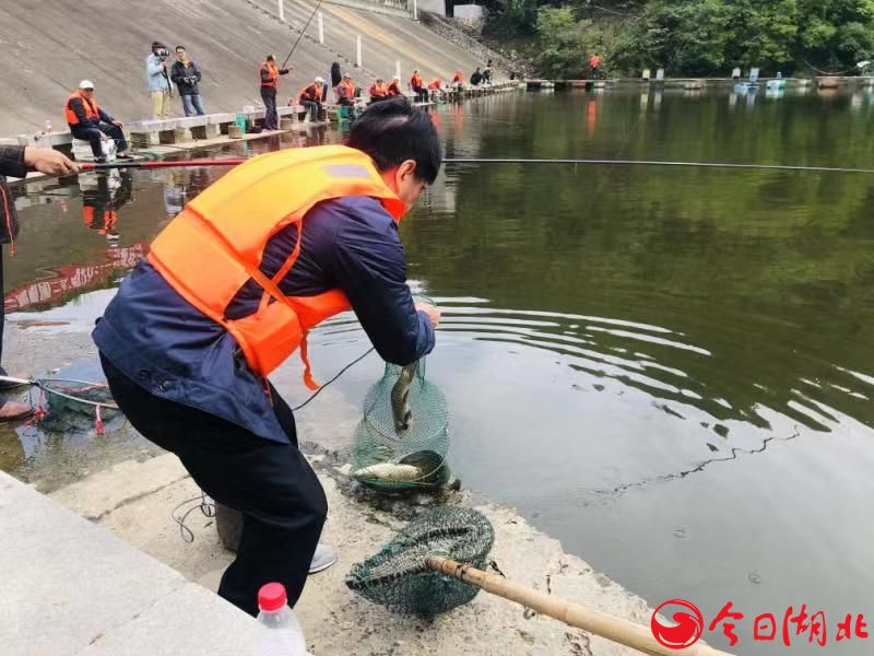 信步龍湖賞美景，揮竿垂釣增情誼3.jpg