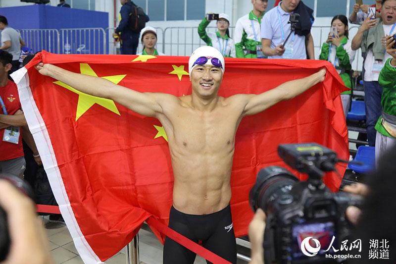 军运会：中国选手打破军事五项男子个人全能障碍游泳世界纪录.jpg