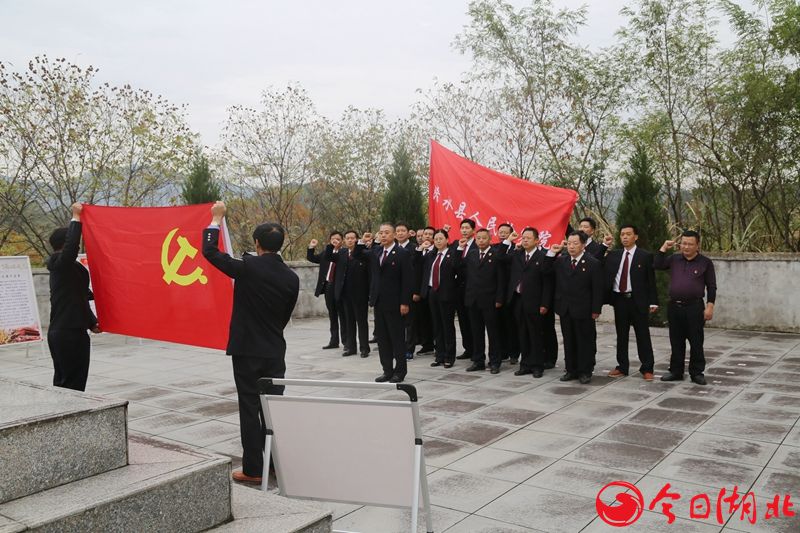 浠水檢察院到團陂鎮(zhèn)十三廟烈士陵園開展紅色革命傳統(tǒng)教育活動.jpg