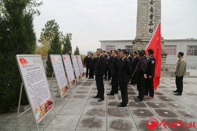 浠水檢察院到團陂鎮(zhèn)十三廟烈士陵園開展紅色革命傳統(tǒng)教育活動2.jpg