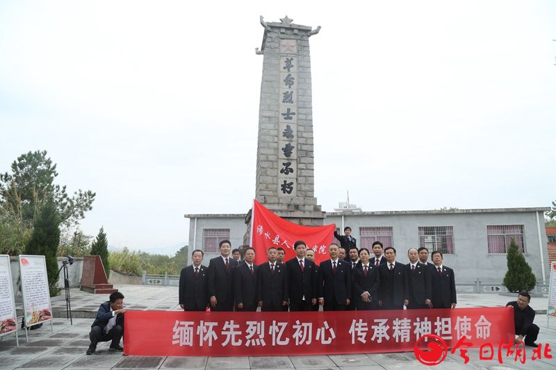 浠水檢察院到團陂鎮(zhèn)十三廟烈士陵園開展紅色革命傳統(tǒng)教育活動3.jpg