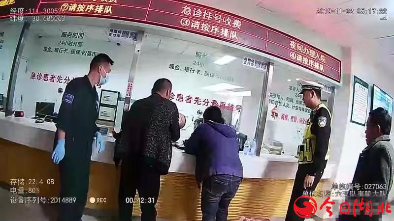 六個月嬰兒凌晨突發疾病 湖北高速交警緊急護送就醫3.jpg