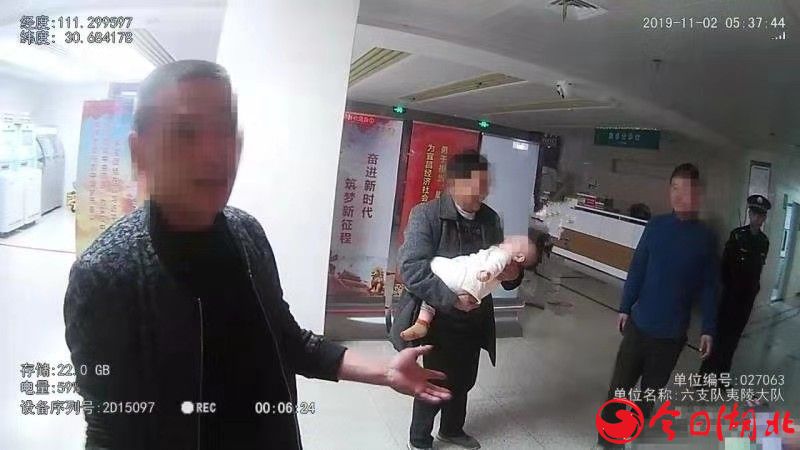 六個月嬰兒凌晨突發疾病 湖北高速交警緊急護送就醫4.jpg