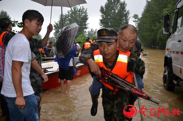 武汉遭受强暴雨袭击 摄影师目击新洲抗洪抢险一线