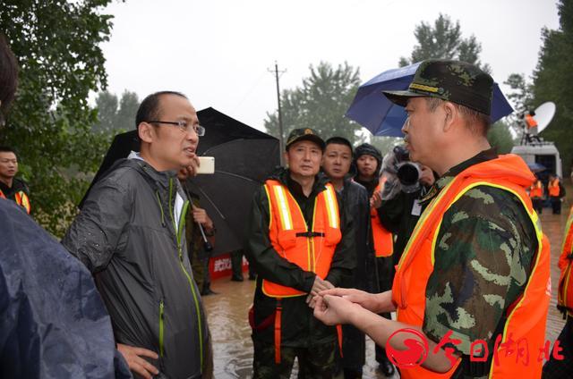 武汉遭受强暴雨袭击 摄影师目击新洲抗洪抢险一线